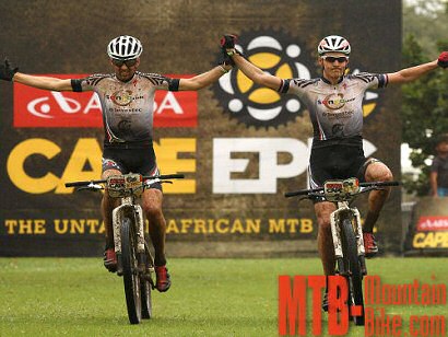 Absa Cape Epic: Sauser y Kulhavy ganan la primera etapa y son líderes