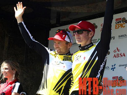 Sauser y Kulhavy exhiben galones en la Absa Cape Epic ganando la tercera etapa