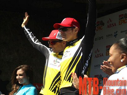 Absa Cape Epic: Sauser y Kulhavy también ganan la quinta etapa