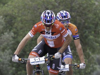 Sebastien Fini y Martins Blums vuelan en el arranque de la Costa Blanca Bike Race