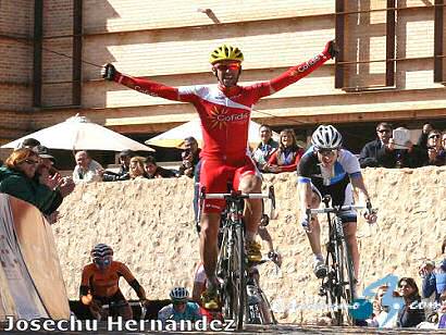 Vuelta a Murcia: Dani Navarro: "Pude aguantar sin que me dieran caza y conseguí ganar"