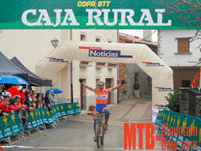 Diego Latasa y Olatz Odriozola, primeros líderes de la Copa Caja Rural de BTT