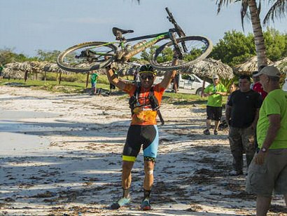 Diego Tamayo y Marlies Mejías se bañan como ganadores de la Titan Tropic Cuba