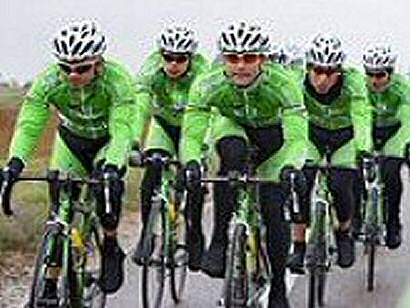 Fernando Torres aguarda la llegada del Gran Premio Miguel Indurain