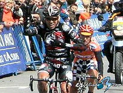 Vuelta a Asturias: Glenn Chadwick, primer lder al vencer en Llanes (Clasif.)