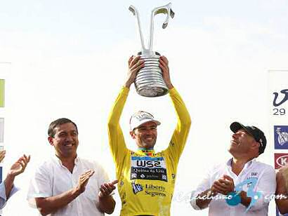 Gustavo Veloso pasea por Vilagarcía su maillot y los trofeos de la Vuelta a Portugal