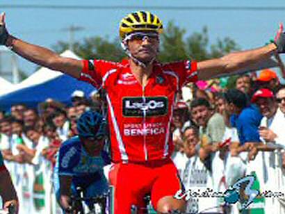 Javier Benítez, primer líder en la Vuelta a Chihuahua, al imponerse al sprint en Camargo