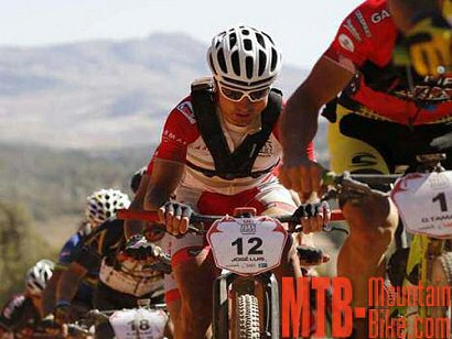 Titan Desert: Carrasco: "Al menos puedo celebrar mi cumpleaños con el maillot rojo"