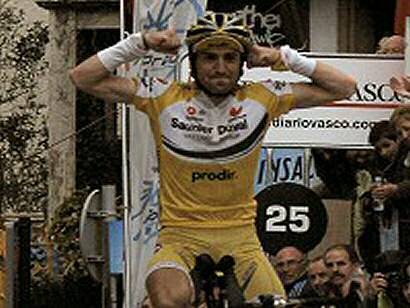 Vuelta al País Vasco: Juanjo Cobo gana y arrebata el maillot de líder a Vicioso por un segundo