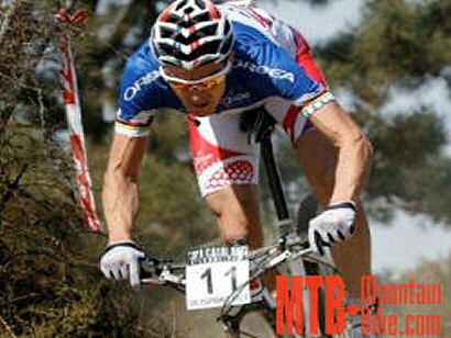 Copa del Mundo: Absalon gana en La Bresse a pesar de una caída en la última bajada