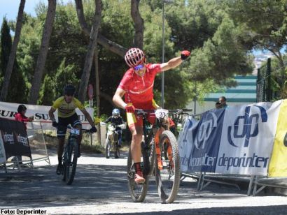 Manu Cordero triunfa en la tercera etapa de la Vuelta Andalucía MTB