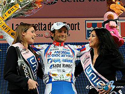 Giro de Italia: Scarponi se impone en la decimonovena etapa y Basso se viste de rosa