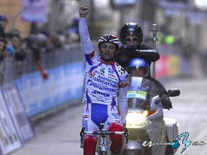 Tirreno-Adriático: Michele Scarponi consigue la victoria en la cuarta etapa y se alza al liderato