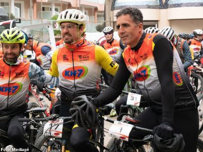 Homenaje a Indurain y entrega de la bici con la que preparará la Titan Desert