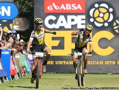 Absa Cape Epic: Schurter y Stirnemann repiten victoria y afianzan el liderato