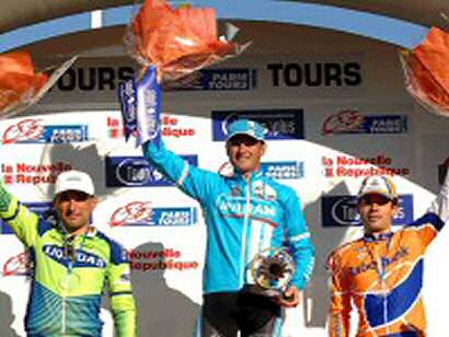 Alessandro Petacchi se adjudica la París-Tours después de un sprint en el que Freire fue tercero