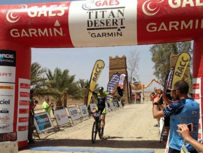 Roberto Bou lidera la Titan Desert tras ganar la tercera etapa