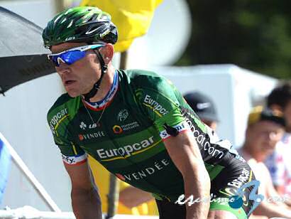 Voeckler, atropellado por un coche, no toma la salida en el Tour de Limousin