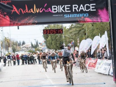 Andalucía Bike Race: Tiago Ferreira y Natalia Fischer dominan la tercera etapa