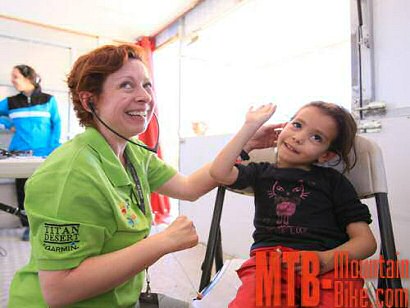 La caravana solidaria de la Titan Desert deja su huella entre la población