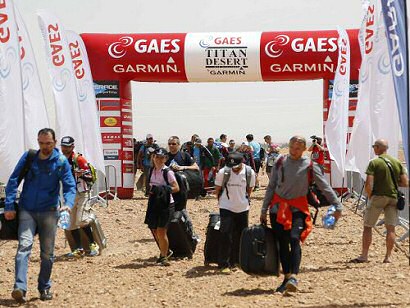 La Gaes Titan Desert by Garmin llega al desierto tras la jornada de traslado