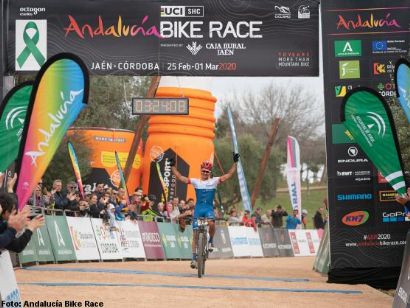 Andalucía Bike Race: Tomas Visnovsky y Katazina Sosna ganan la quinta, Clàudia Galicia abandona