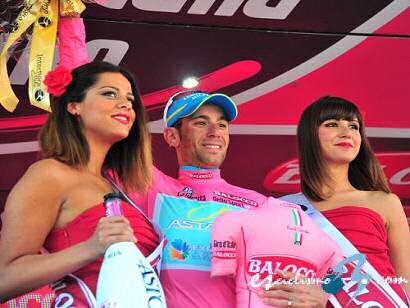 Giro de Italia: La nieve pone la alfombra roja a Vincenzo Nibali