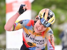 Anna van der Breggen se impone en Les Praeres y asalta el liderato en La Vuelta Femenina