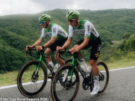 Caja Rural-Seguros RGA presenta el maillot exclusivo para su debut en el Tour de Francia Caja Rural-Seguros RGA presenta el maillot exclusivo para su debut en el Tour de Francia