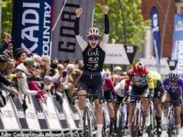Dominika Wlodarczyk gana en Amorebieta y Bredewold refuerza el liderato en la Itzulia Women
