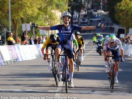 Ion Eguia gana en Aranda de Duero y Xander Graham se convierte en l�der de la Vuelta Ribera