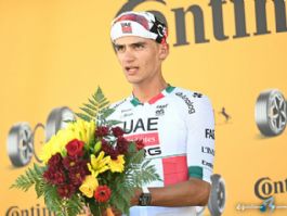Isaac del Toro iza la bandera mexicana en el Tour de Francia Isaac del Toro iza la bandera mexicana en el Tour de Francia