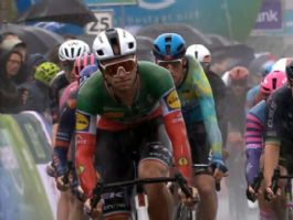 Jonathan Milan supera a Olav Kooij bajo la lluvia y estrena el Renewi Tour Jonathan Milan supera a Olav Kooij bajo la lluvia y estrena el Renewi Tour