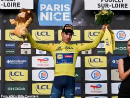 Juan Ayuso abandona la Par�s-Niza tras sufrir una dura ca�da