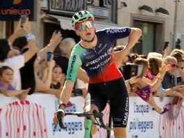 Kasper Haugland gana en Vibo Valentia y se viste con la primera maglia rosa del Giro Next Gen Kasper Haugland gana en Vibo Valentia y se viste con la primera maglia rosa del Giro Next Gen