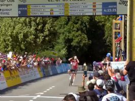 Liam Slock gana el GP Gippingen tras caerse celebrando la victoria antes de meta Liam Slock gana el GP Gippingen tras caerse celebrando la victoria antes de meta