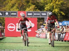 Matt Beers y Tristan Nortje aprietan la general de la Absa Cape Epic antes de la etapa final