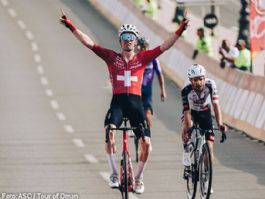 Mauro Schmid se impone en la Muscat Classic con un brillante remate en Al Bustan