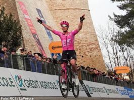 Michael Valgren resucita en Mombaroccio e Isaac del Toro recupera el liderato en la Tirreno-Adri�tico