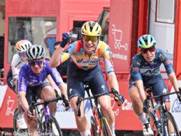 Mischa Bredewold gana en Astorga y Lotte Kopecky refuerza el liderato en La Vuelta Femenina
