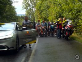 Se neutraliza 30 minutos la cuarta etapa del Tour de Polonia tras una caída en el pelotón Se neutraliza 30 minutos la cuarta etapa del Tour de Polonia tras una caída en el pelotón