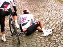 Un activista clim�tico provoca la ca�da de Sebasti�n Molano en la Vuelta a Brujas