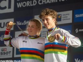 Jackson Goldstone y Valentina Höll revalidan sus títulos mundiales de descenso en Val di Sole Jackson Goldstone y Valentina Höll revalidan sus títulos mundiales de descenso en Val di Sole