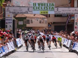 Víctor Benareau gana al esprint en Quintanar del Rey y estrena el liderato de la Vuelta a Castilla-La Mancha Víctor Benareau gana al esprint en Quintanar del Rey y estrena el liderato de la Vuelta a Castilla-La Mancha