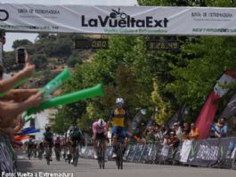 José María Pina gana en Burguillos del Cerro y es el primer líder de la Vuelta a Extremadura 2026 José María Pina gana en Burguillos del Cerro y es el primer líder de la Vuelta a Extremadura 2026