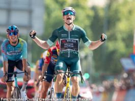 Wout van Aert gana en Córdoba una abrasadora 15ª etapa de la Vuelta a España Wout van Aert gana en Córdoba una abrasadora 15ª etapa de la Vuelta a España