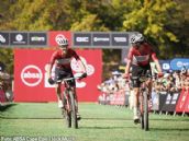 Matt Beers y Tristan Nortje aprietan la general de la Absa Cape Epic antes de la etapa final