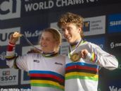Jackson Goldstone y Valentina Höll revalidan sus títulos mundiales de descenso en Val di Sole Jackson Goldstone y Valentina Höll revalidan sus títulos mundiales de descenso en Val di Sole