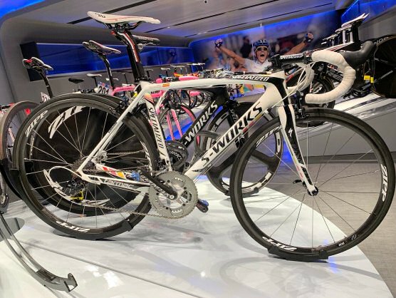 Alberto Contador subasta la bici del Tour y Giro de 2011 para ayudar a Cruz Roja