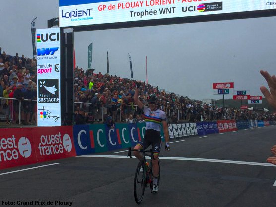 Anna van der Breggen se lleva en solitario el GP de Plouay